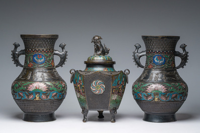Plat en &eacute;maux cloisonn&eacute;s et trois vases en bronze et &eacute;maux champlev&eacute;s, Japon, Meiji, 19&egrave;me si&egrave;cle