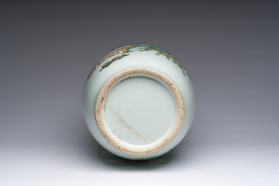 Een Chinese famille rose vaas met geleerden en floraal decor, 19de/20ste eeuw