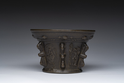 Mortier en bronze &agrave; d&eacute;cor religieux en relief, probablement Le Puy-en-Velay, France, 16&egrave;me si&egrave;cle