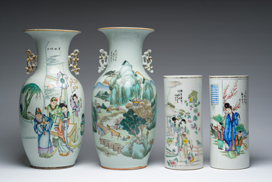 Twee Chinese famille rose vazen en twee hoedensteunen met figuratief decor, 19de/20ste eeuw