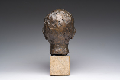 Roger Bracke (1913-1993): Portret van een jongeling, bruingepatineerd brons op een stenen sokkel, gieterijmerk 'Brons G. Vindevogel'