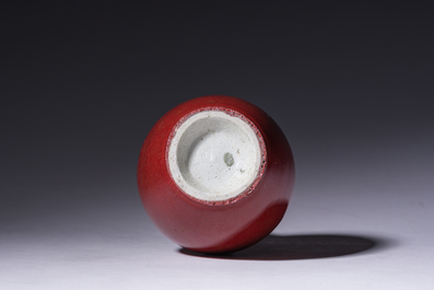 Een flesvormige Chinese vaas met flamb&eacute; glazuur, 19de eeuw