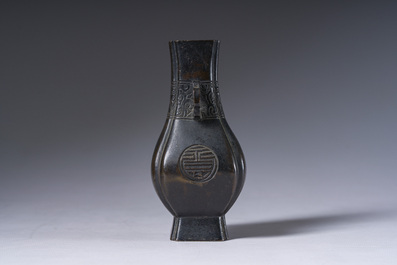 Een Chinese bronzen 'Shou' vaas, Qing