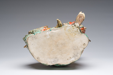 Een Japanse Satsuma sculptuur van een krijger op een verguld houten basis, Meiji, 19de eeuw