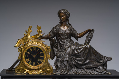 Een Franse driedelige verguld en gepatineerd bronzen en marmeren schouwgarnituur bekroond met Erato, ca. 1900