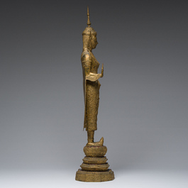 Een Thaise verguld bronzen figuur van een staande Boeddha, Rattanakosin, 19de eeuw