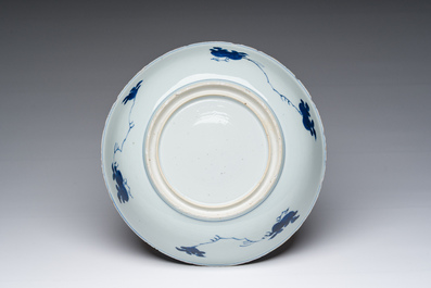 Een Chinese blauw-witte 'sanduo' schotel, Kangxi