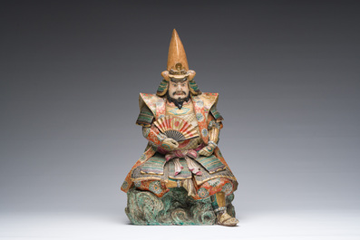 Een Japanse Satsuma sculptuur van een krijger op een verguld houten basis, Meiji, 19de eeuw