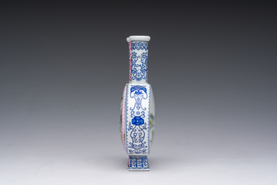 Vase double en porcelaine de Chine famille rose &agrave; d&eacute;cor floral et de paysage, marque de Qianlong, R&eacute;publique, 20&egrave;me si&egrave;cle