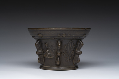 Mortier en bronze &agrave; d&eacute;cor religieux en relief, probablement Le Puy-en-Velay, France, 16&egrave;me si&egrave;cle