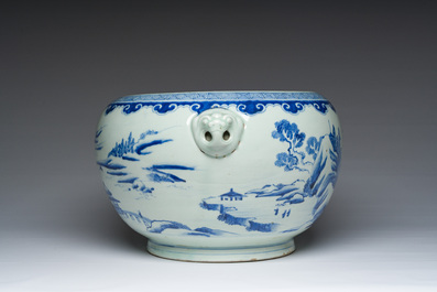 Een Japans blauw-witte Arita bassin met een berglandschap, Meiji, 19de eeuw