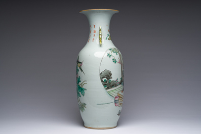 Een Chinese famille rose vaas met geleerden en floraal decor, 19de/20ste eeuw