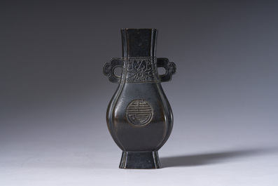 Een Chinese bronzen 'Shou' vaas, Qing