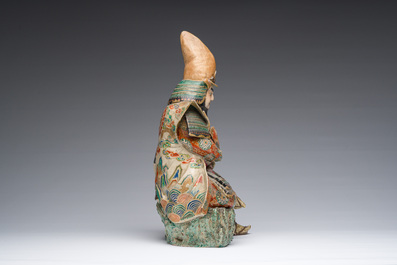 Een Japanse Satsuma sculptuur van een krijger op een verguld houten basis, Meiji, 19de eeuw