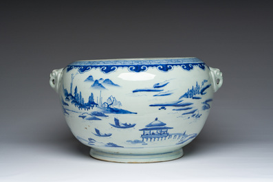 Een Japans blauw-witte Arita bassin met een berglandschap, Meiji, 19de eeuw