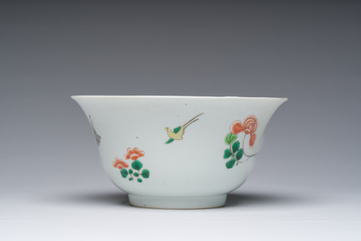 Een Chinese famille verte kom met een fazant tussen bloesemtakken, Kangxi