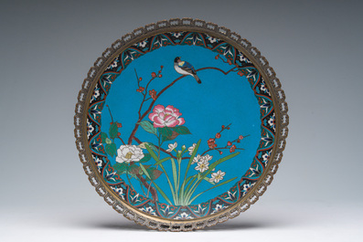 Plat en &eacute;maux cloisonn&eacute;s et trois vases en bronze et &eacute;maux champlev&eacute;s, Japon, Meiji, 19&egrave;me si&egrave;cle