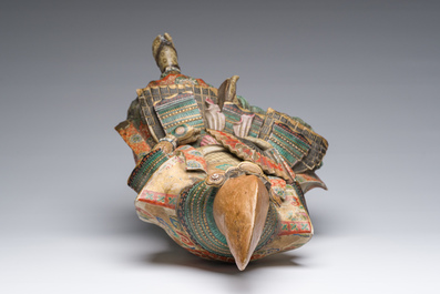 Een Japanse Satsuma sculptuur van een krijger op een verguld houten basis, Meiji, 19de eeuw