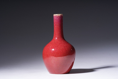 Een flesvormige Chinese vaas met flamb&eacute; glazuur, 19de eeuw