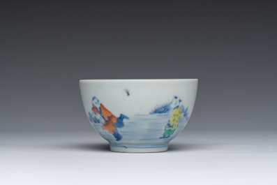 Bol &agrave; th&eacute; en porcelaine doucai &agrave; d&eacute;cor de gar&ccedil;ons jouant dans un paysage, marque de Wanli, 20&egrave;me si&egrave;cle
