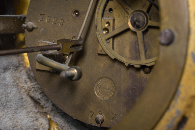 Een Franse driedelige schouwgarnituur in verguld brons bekroond met een dame met een juwelenkoffer in de hand, 19de eeuw