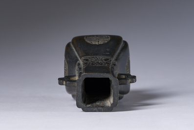 Een Chinese bronzen 'Shou' vaas, Qing