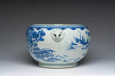 Een Japans blauw-witte Arita bassin met een berglandschap, Meiji, 19de eeuw