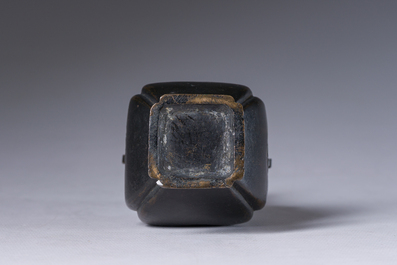 Een Chinese bronzen 'Shou' vaas, Qing