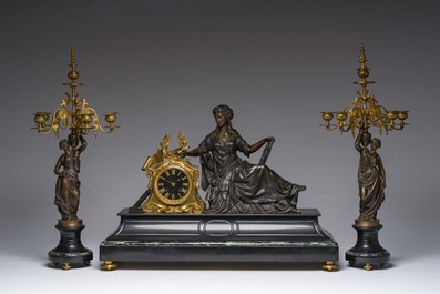 Een Franse driedelige verguld en gepatineerd bronzen en marmeren schouwgarnituur bekroond met Erato, ca. 1900