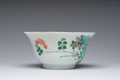 Een Chinese famille verte kom met een fazant tussen bloesemtakken, Kangxi