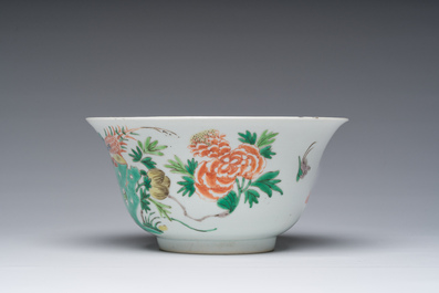 Een Chinese famille verte kom met een fazant tussen bloesemtakken, Kangxi