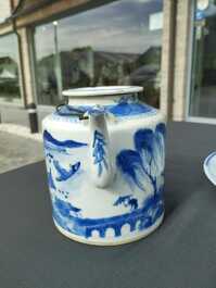 Th&eacute;i&egrave;re couverte et une assiette &agrave; d&eacute;cor d'immortels en porcelaine de Chine 'Bleu de Hue' pour le march&eacute; vietnamien, 19&egrave;me si&egrave;cle