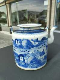 Th&eacute;i&egrave;re couverte et une assiette &agrave; d&eacute;cor d'immortels en porcelaine de Chine 'Bleu de Hue' pour le march&eacute; vietnamien, 19&egrave;me si&egrave;cle