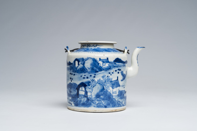 Th&eacute;i&egrave;re couverte et une assiette &agrave; d&eacute;cor d'immortels en porcelaine de Chine 'Bleu de Hue' pour le march&eacute; vietnamien, 19&egrave;me si&egrave;cle
