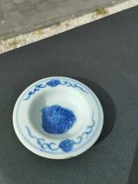 Th&eacute;i&egrave;re couverte et une assiette &agrave; d&eacute;cor d'immortels en porcelaine de Chine 'Bleu de Hue' pour le march&eacute; vietnamien, 19&egrave;me si&egrave;cle