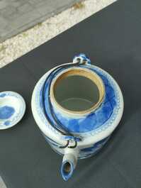 Th&eacute;i&egrave;re couverte et une assiette &agrave; d&eacute;cor d'immortels en porcelaine de Chine 'Bleu de Hue' pour le march&eacute; vietnamien, 19&egrave;me si&egrave;cle