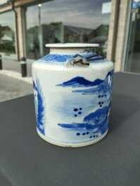 Th&eacute;i&egrave;re couverte et une assiette &agrave; d&eacute;cor d'immortels en porcelaine de Chine 'Bleu de Hue' pour le march&eacute; vietnamien, 19&egrave;me si&egrave;cle