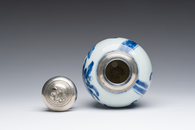 Bo&icirc;te &agrave; th&eacute; en porcelaine de Chine bleu et blanc &agrave; monture en argent hollandais, Kangxi