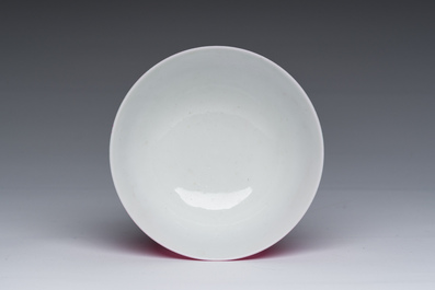 Bol en porcelaine de Chine en rose monochrome, marque de Yongzheng, R&eacute;publique