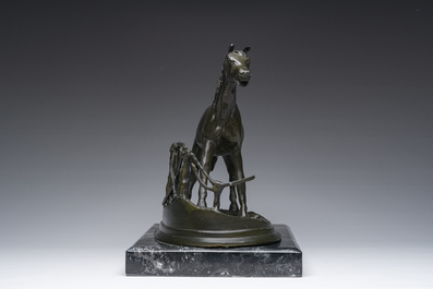 Pierre-Jules M&egrave;ne (1810-1879): Een paard aan een afsluiting, groengepatineerd brons op een marmeren basis, tweede helft 20ste eeuw