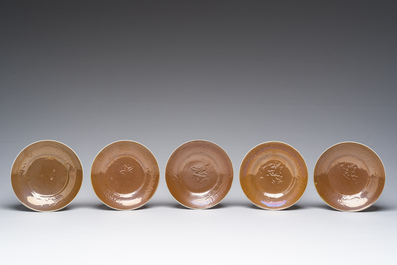 Vijf Chinese koppen en schotels met onderglazuur decor op capucijnbruine fondkleur, Qianlong