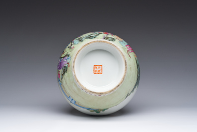 Een fraaie Chinese flesvormige famille rose vaas met dames die zich ontspannen in een paleistuin, Qianlong merk, 20ste eeuw