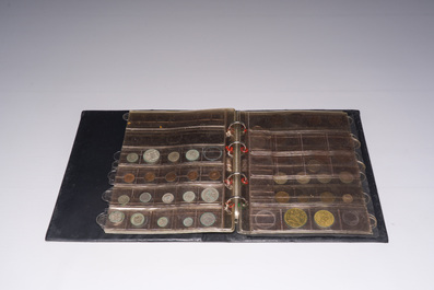 Collection vari&eacute;e de monnais et de fiches dont la plupart en argent, accompagn&eacute;e de trois publications, 19&egrave;me/20&egrave;me si&egrave;cle