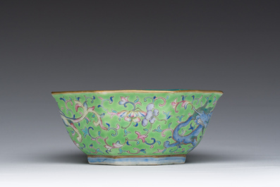 Bol de forme hexagonale en porcelaine de Chine famille rose &agrave; d&eacute;cor de dragons, marque et &eacute;poque de Tongzhi