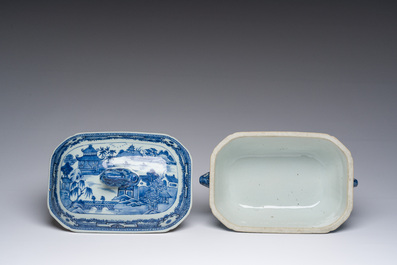 Drie Chinese blauw-witte en famille rose dekselterrines met twee onderschotels, Qianlong