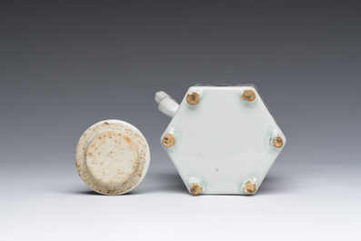 Th&eacute;i&egrave;re couverte en porcelaine de Chine famille rose &agrave; d&eacute;cor Wu Shuang Pu, 19&egrave;me si&egrave;cle