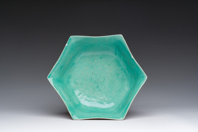 Bol de forme hexagonale en porcelaine de Chine famille rose &agrave; d&eacute;cor de dragons, marque et &eacute;poque de Tongzhi