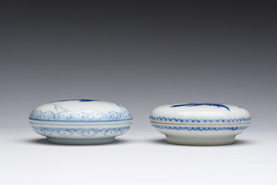 Deux bo&icirc;tes &agrave; p&acirc;te en porcelaine de Chine bleu et blanc dans le style de Wang Bu 王步, marque de Yongzheng, R&eacute;publique, 20&egrave;me si&egrave;cle