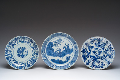 Drie Chinese blauw-witte schotels, 18de/19de eeuw