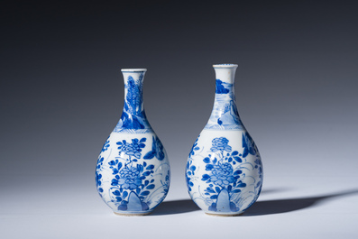 Een paar Chinese peervormige blauw-witte vazen met kraanvogels, Kangxi